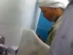 یک دختر جوان پر زرق و برق ژاپنی با یک بیدمشک بزرگ با یک آقا خوب می عكس كوس سكس کند