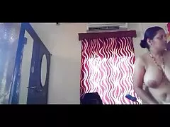 یک بلوند بالغ دیوانه وار که فیلم سکس مادرم بعد از این که این مرد را تحقیر کرد ، توسط یک ماساژور لعنتی شد