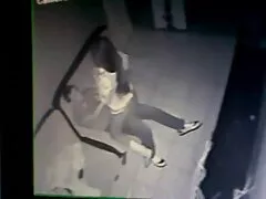 دختر خانگی ناز به آرامی نوازش شکاف خیس تراشیده را نوازش می کند فیلم اولین سکس