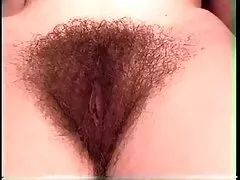 یک مرد فیلم سکس و لز به طور ماهرانه بیدمشک یک خانم بالغ را در چکمه های چرمی می کشد