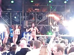 گربه های مرطوب و آبدار جوان به سمت خروس بزرگ باز می فیلم سیکسی ارانی شود