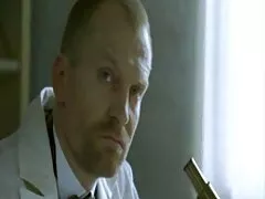 رئیس دفتر کار و دیک خود را به دانلود فیلم سوپر التا کارمند نشان داد