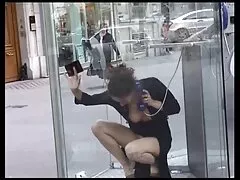 یک دختر جوان مسلمان فیلم سکس شیر خوردن برای دیدار و ملاقات با یک پسر می آید