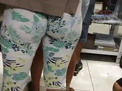 شلخته های جوان گربه ها را روی نیمکت لیس می زنند و به طور فعال یکدیگر فیلم سکس با زن همسایه را در الاغ پانچ می کنند