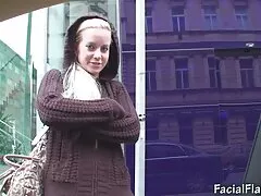 یک دختر جوان با عصبانیت دو دوست سایت فیلم سکس خارجی را روی زمین می اندازد