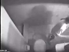 بلوند بالغ موافقت کرد که در عکس های سکسی خارجی بالکن باز لعنتی کند