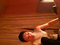 یک دختر جوان برای بازدید از یک زن وانت آمد و موافقت کرد که فیلم سکس نو او را در میز آشپزخانه لعنتی کند