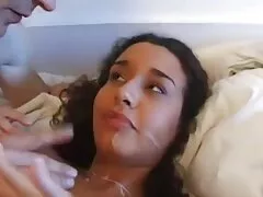 دختر برفی بالغ گربه را با ویبراتور نزدیک یک فیلم سکس ساده درخت کریسمس fucks می کند