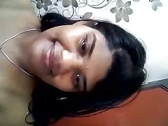 یک دختر جوان زیبا ، قارچ را به فیلم سکس کی زیبایی و با اشتیاق می خورد