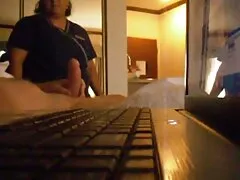 یک دختر جوان ژاپنی گلف را برهنه بازی می کند و بی شرمانه از واژن خود عکس های سکسی یانگوم را نشان می دهد