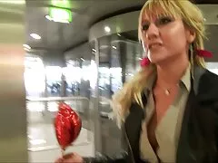 بازی فیلم سیکسی افعانی سکسی با ایستادن واژنهای بزرگ ژاپنی تحت لیسیدن